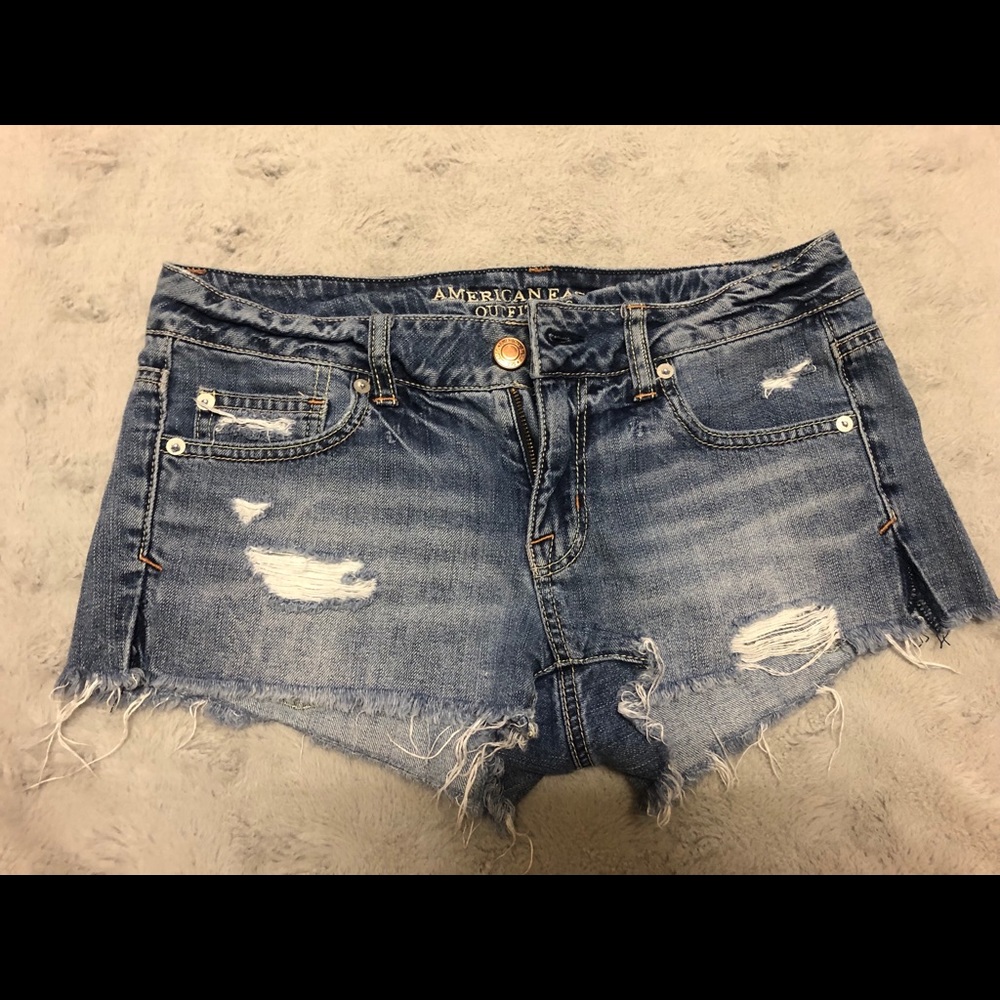 Distressed AE shorts